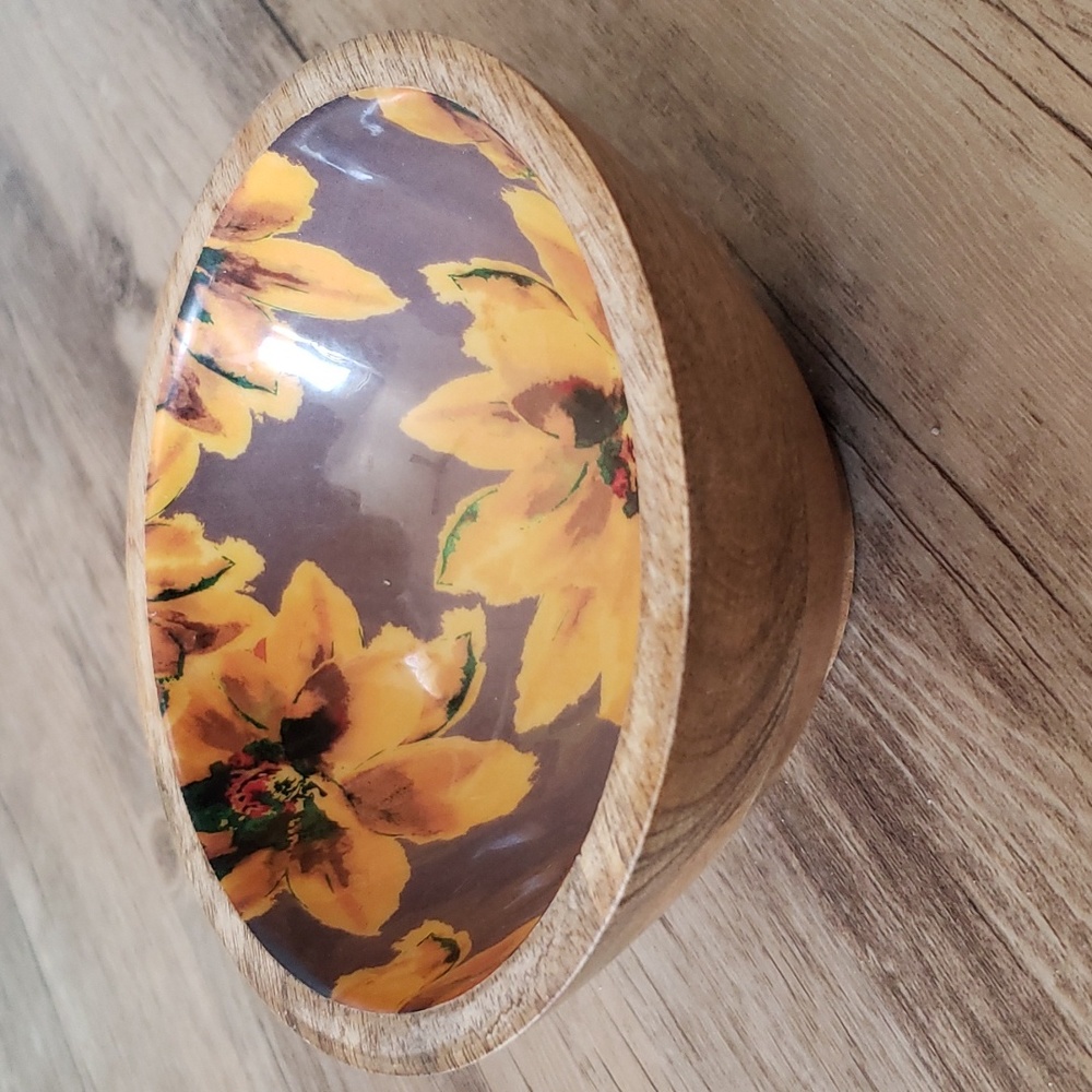 Mango wood bowl with flowers